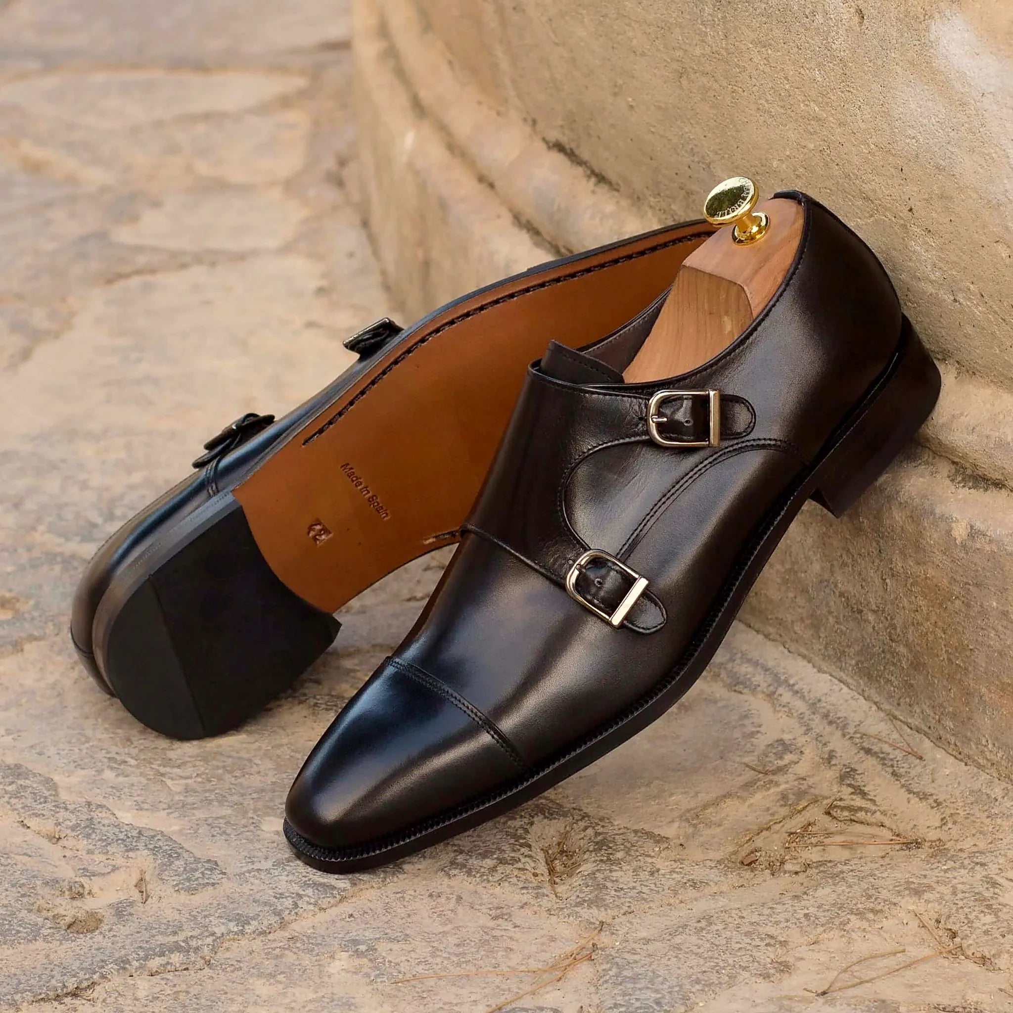 Buckle fastening on the double monk strap