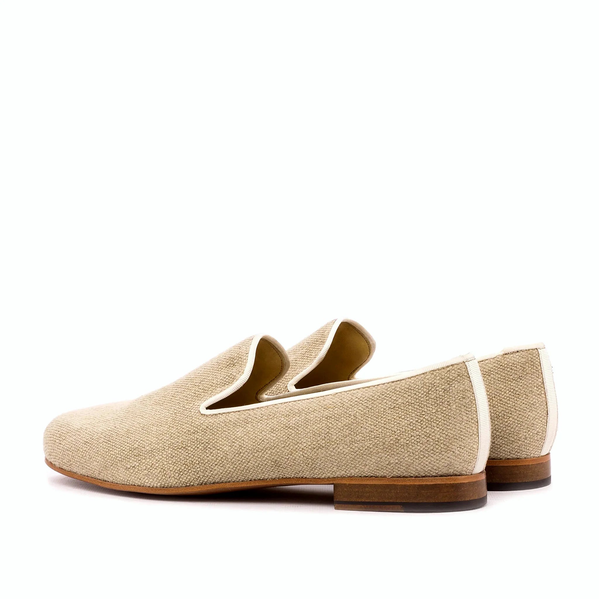 Offwhite grossgrain beside the linen