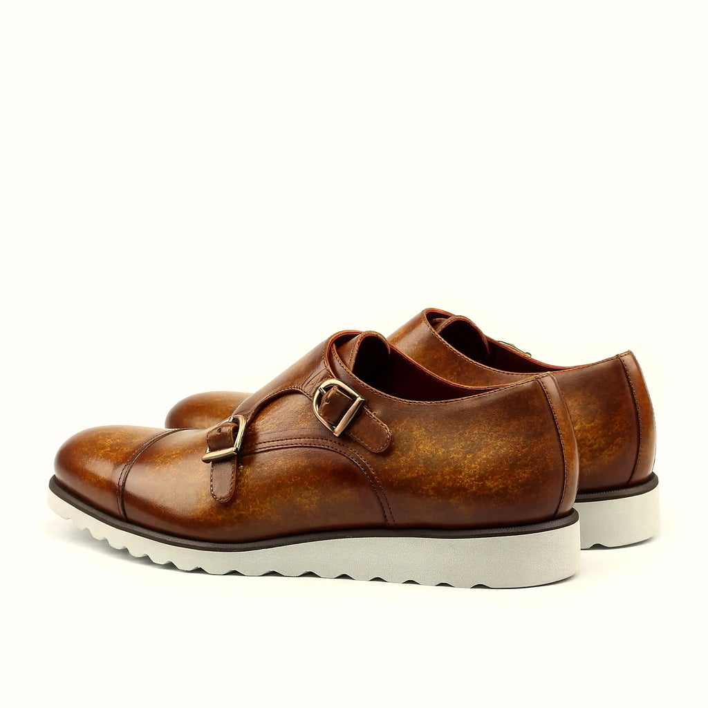 Two straps crossing the patina