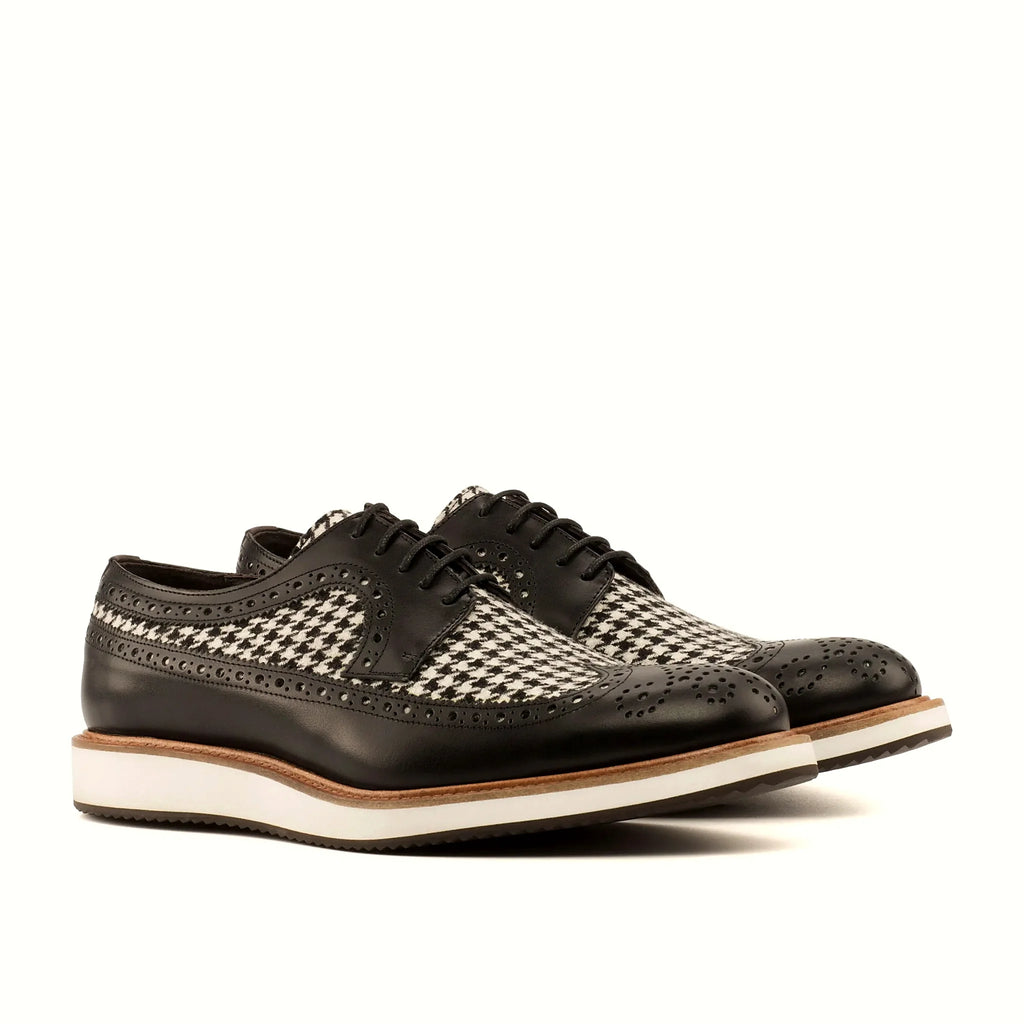 One brogue panel running from toecap to heel