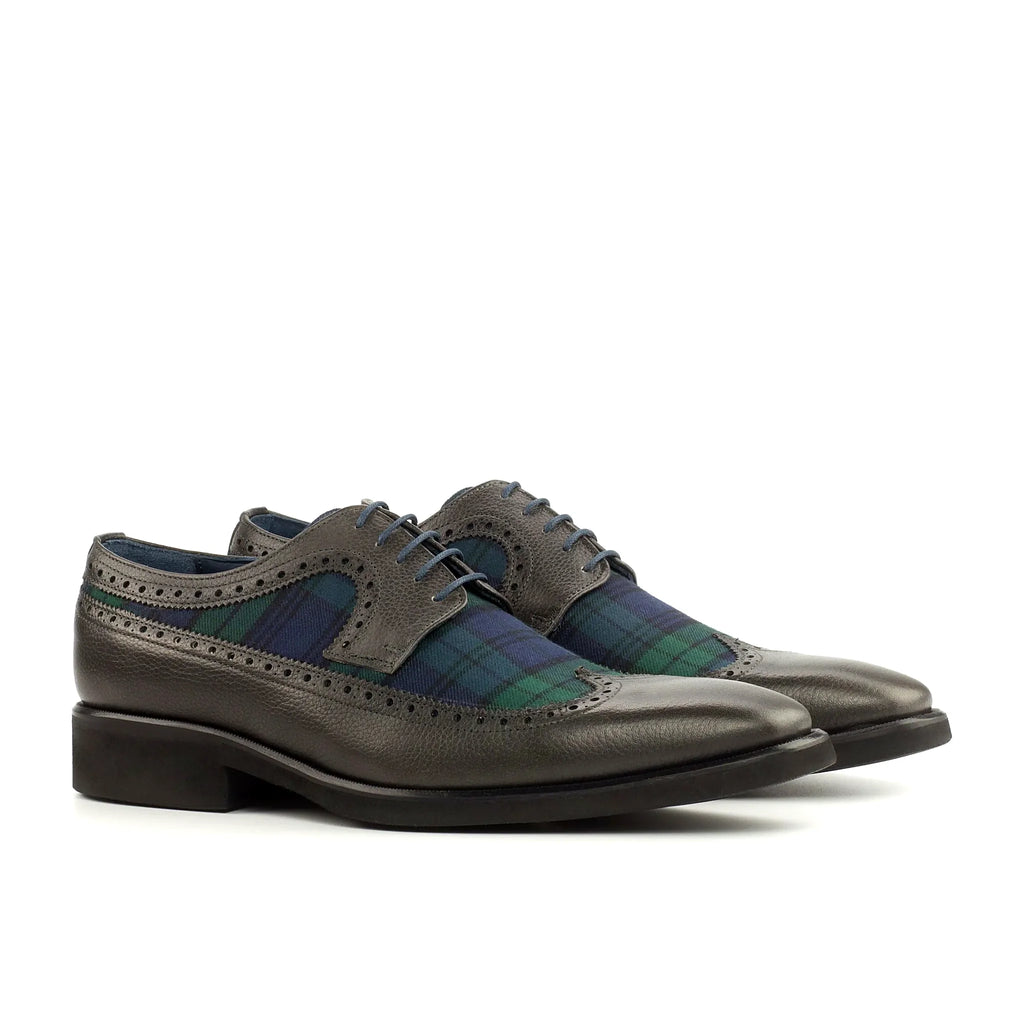 Wing running unbroken from toecap to heel