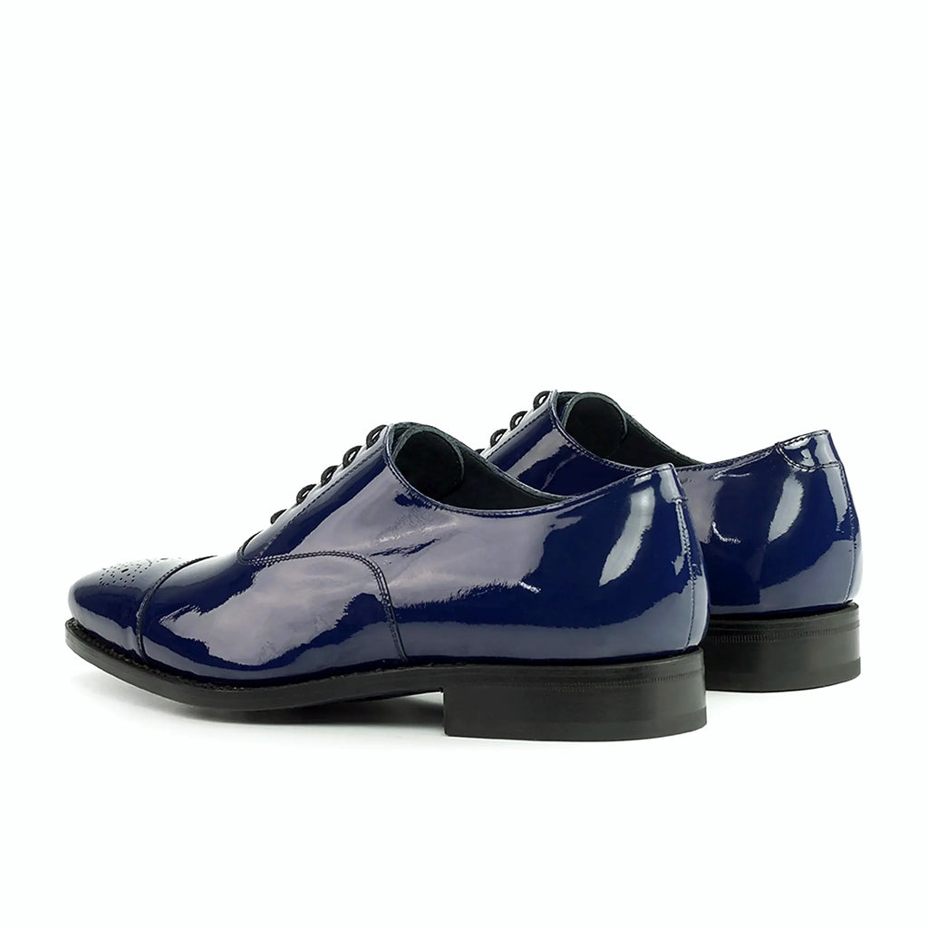 Closed lacing across the front