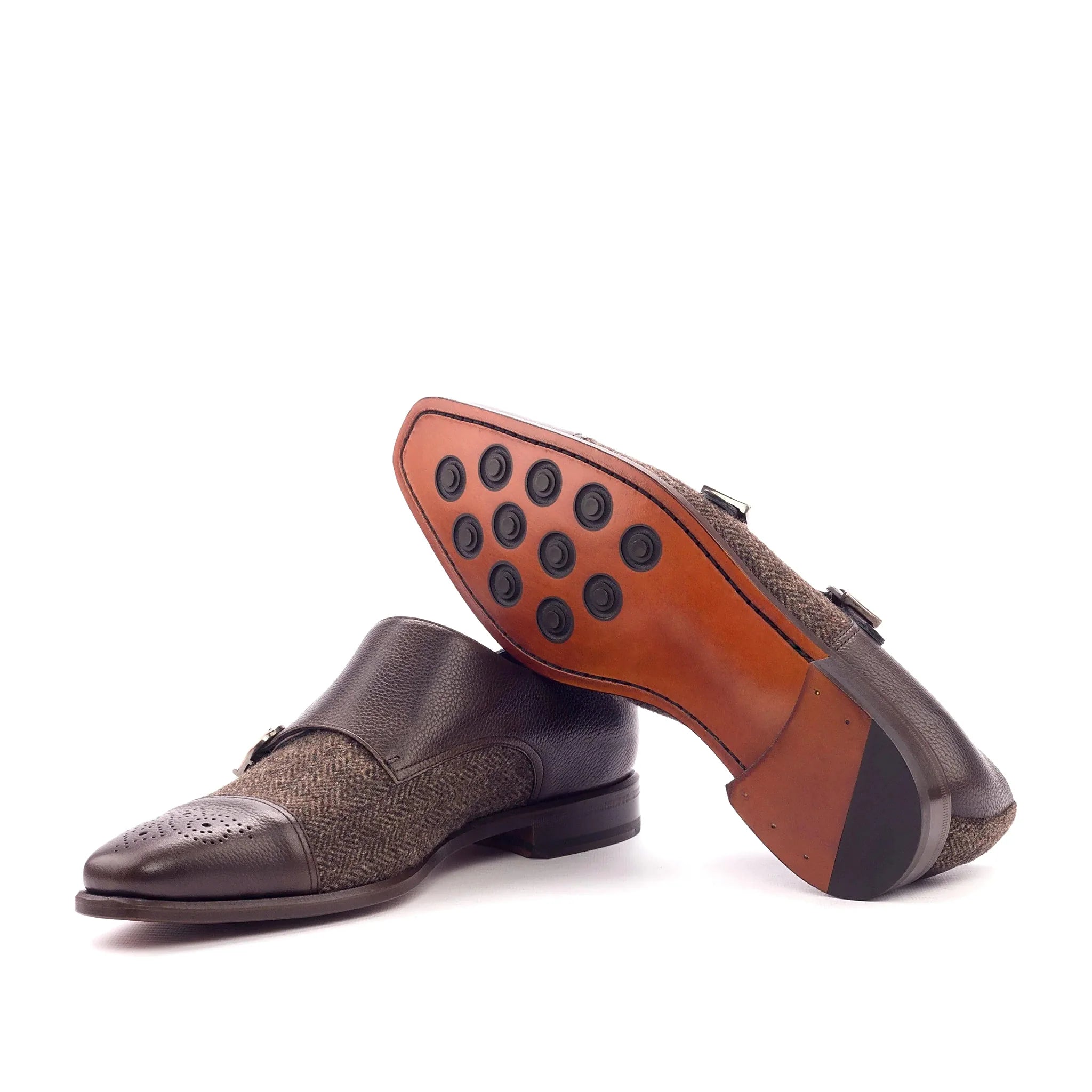 Leather sole with buttons rubber injections